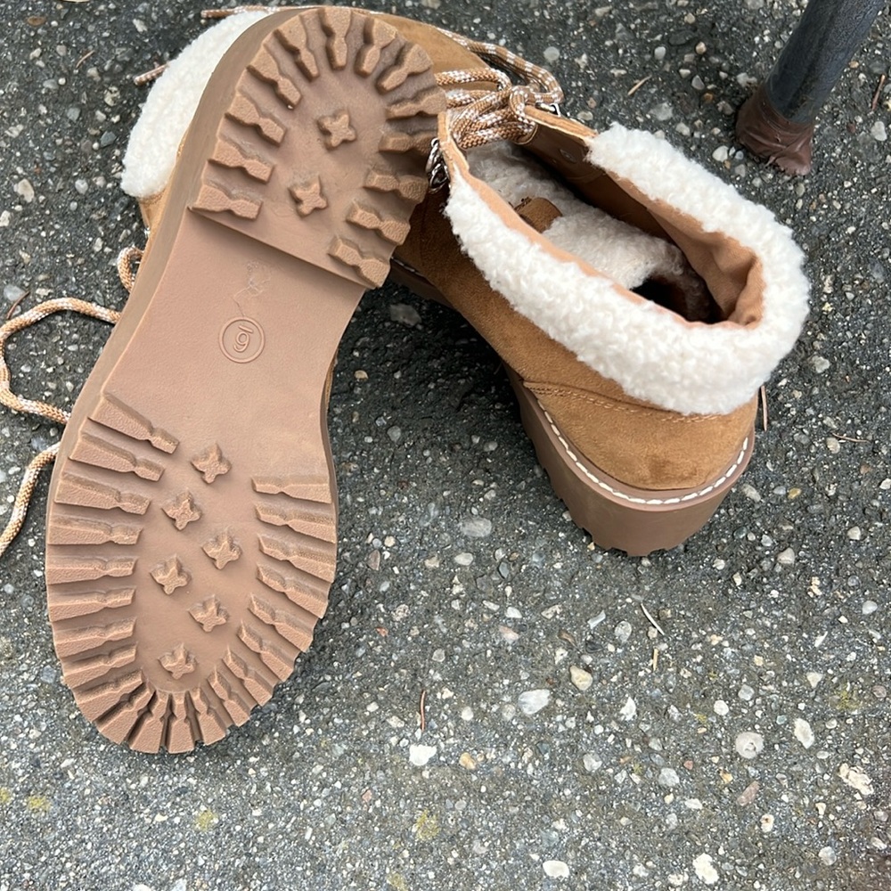 Tan/brown boots